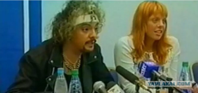 В интернете обсуждают поступок Леонида Агутина во время мини-интервью с очень молодым репортером – певец отчитал паренька за плохой вопрос и одернул его микрофон
.