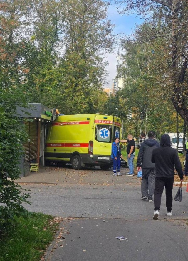 Реанимобиль скорой помощи протаранил стену магазина в Королеве