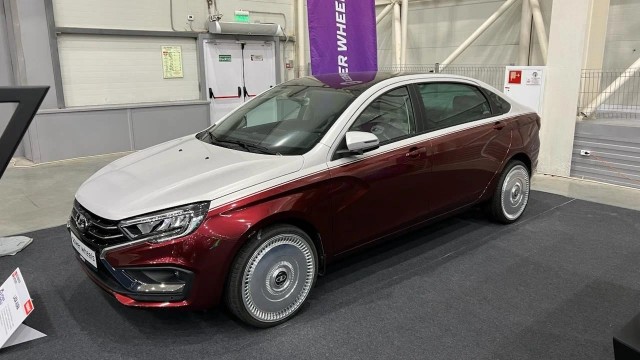 Mercedes выпустил люксовые детские коляски за 140–180 тысяч рублей