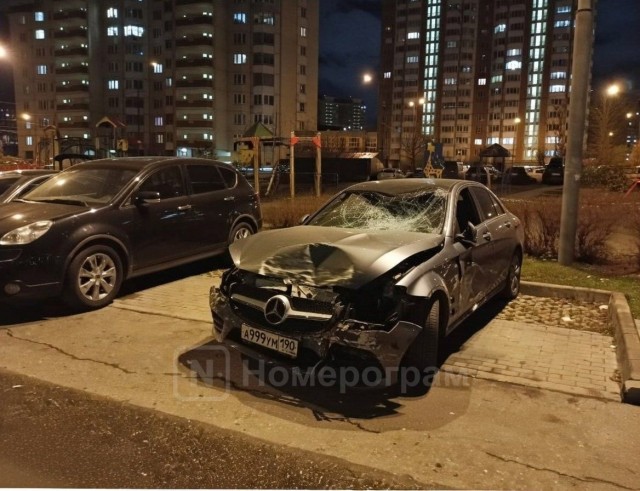 Мужчина оригинально решил проблему стоянки автомобиля "застолбив" сразу два места