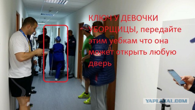 Бобслеист Джонни Куин застрял в лифте.