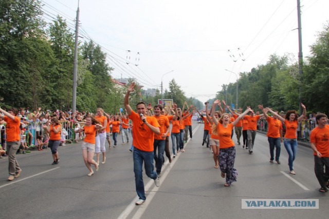 Это меня муж сфотографировал. Я в оранжевой майке