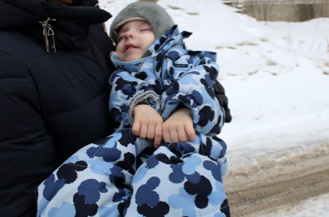 История 2-летнего парализованного мальчика, у которого умерла мама