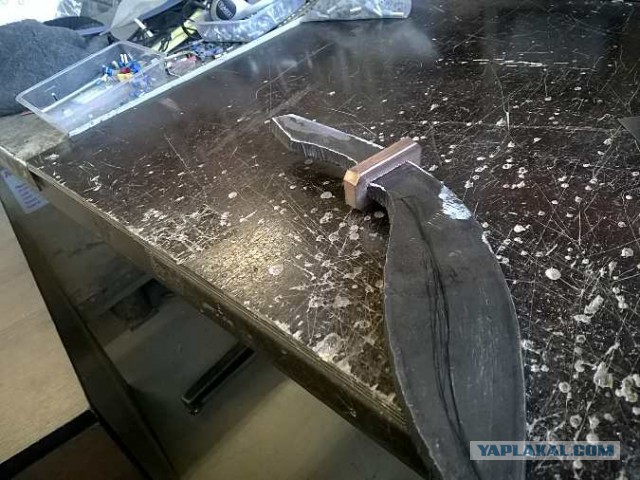 Как сделать топор таким, чтобы его можно было подарить?