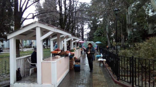 Жесткое задержание пенсионера, задержание деда, торговавшего мясом рядом с рынком