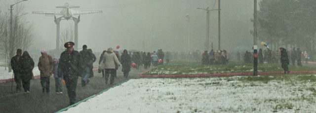 Мир, труд, май! на улице -2, еще час назад была зеленая трава и ясное небо! Сибирь!