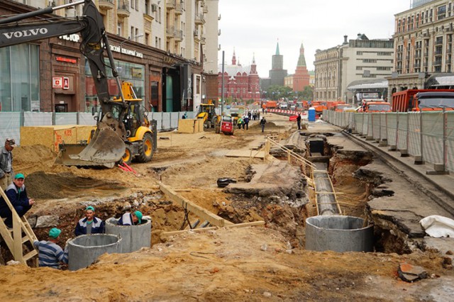 На тротуаре в центре Москвы водитель сбил девушку, а потом накричал на нее