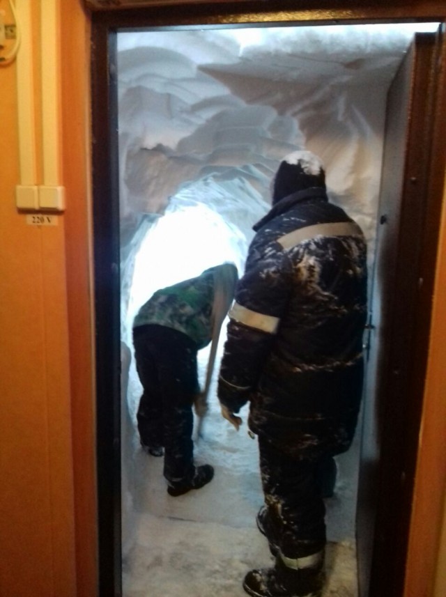 Кому нужен большой снеговик - все на Сахалин! Там снега намело