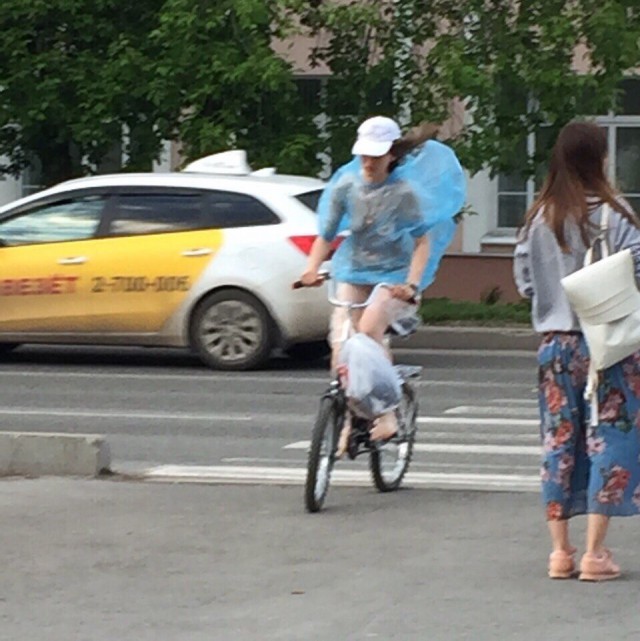 Обнажённая девушка в дождевике каталась на велосипеде в Перми