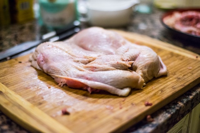 Куриная тушка (рулет) лишенная скелета (poulet désossé)  