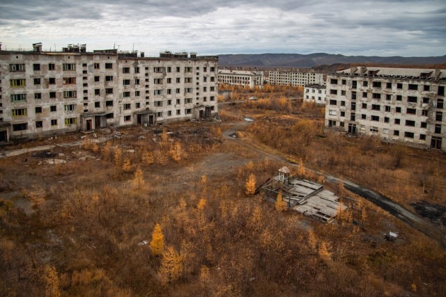 Осенний город-призрак Кадыкчан на Колыме