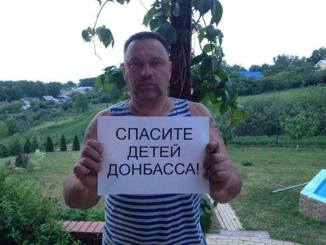 Угрожая "автоматом", хозяин дома прогоняет тех водителей, которые ездят по дороге около его дома