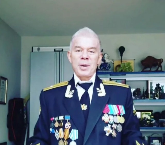 Газманов весело прокатился на танке на фоне полыхающей деревни в Самарской области
