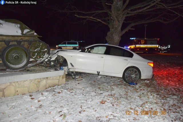 В Словакии водитель BMW не справился с управлением и въехал в памятник советской самоходной артиллерийской установке СУ-100