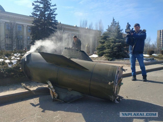 Разрушен драмтеатр Мариуполя, внутри было от 1000 до 3000 человек