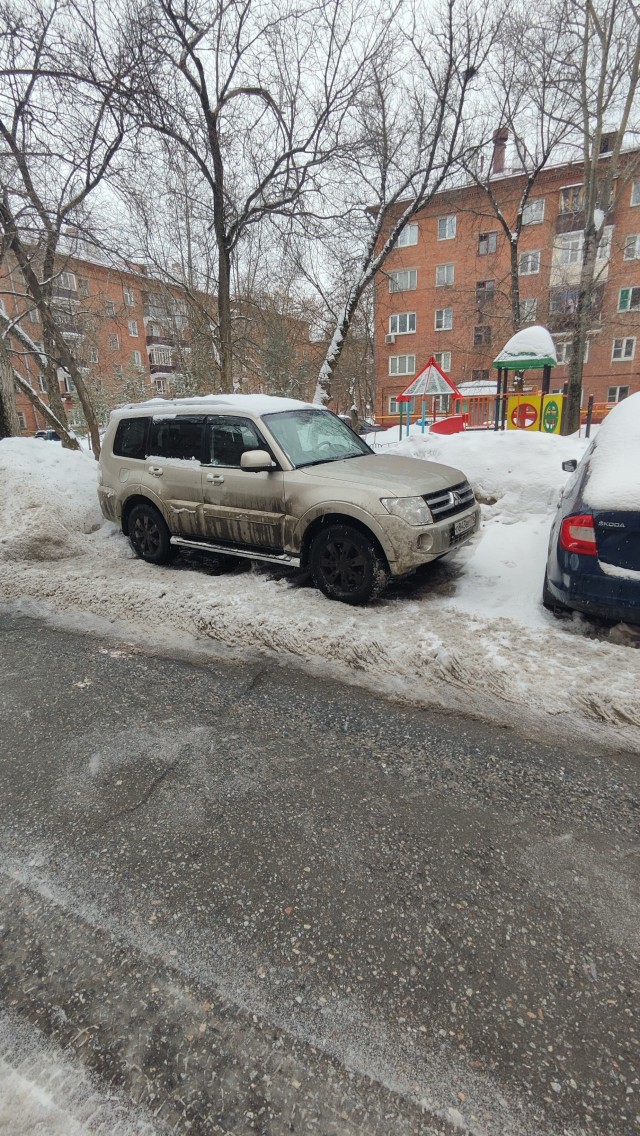 Житель ЖК «Новое Медведково» купил себе старую машину, чтобы всегда занимать для себя парковочное место.
