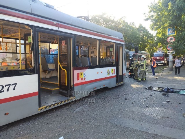Грузовик с кислородными баллонами разбил два трамвая в Краснодаре. Он пытался проехать между ними и застрял.