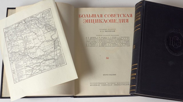 Книжные полки с книгами