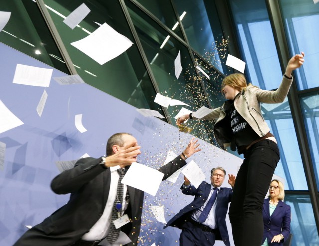 На главу ЕЦБ Марио Драги напали с конфетти