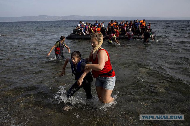 Беженцы плывут