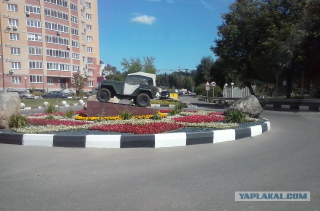Автомобили на постаменте