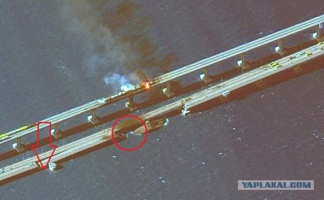 Плавучий кран подошел к месту обрушения Крымского моста