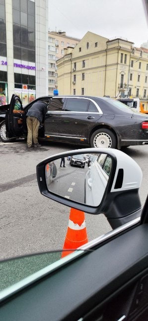 Автомобиль «Аурус» попал в ДТП в центре Москвы