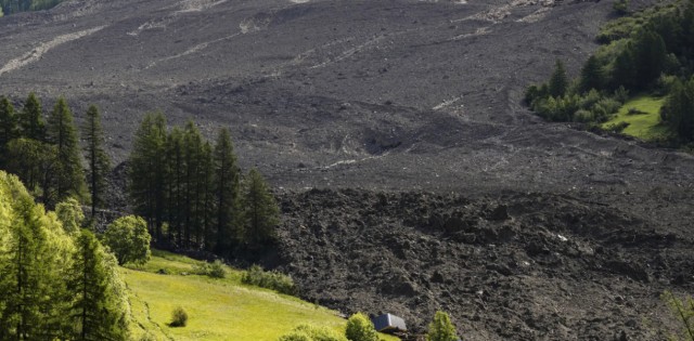 Оползень стер с лица земли деревню в швейцарских Альпах