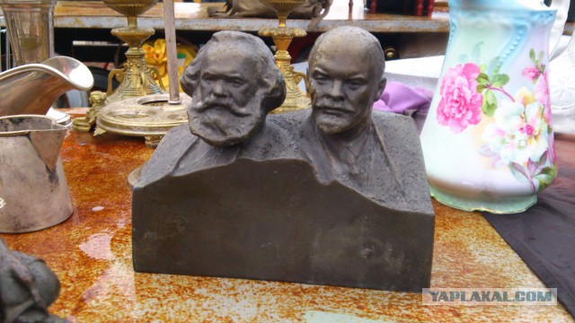 Вернисаж или "блошиный" рынок.