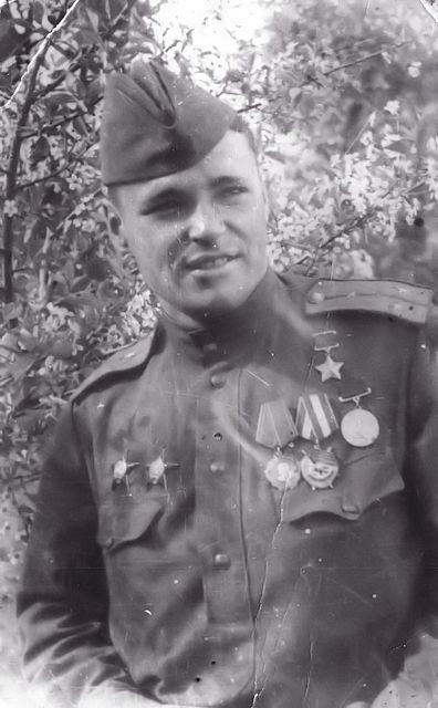 Гений разведки, сущий дьявол в бою, бывший уголовник...