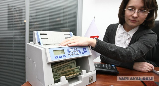 Сервис! Сотрудница банка во время конфликта воткнула ручку клиентке в щёку