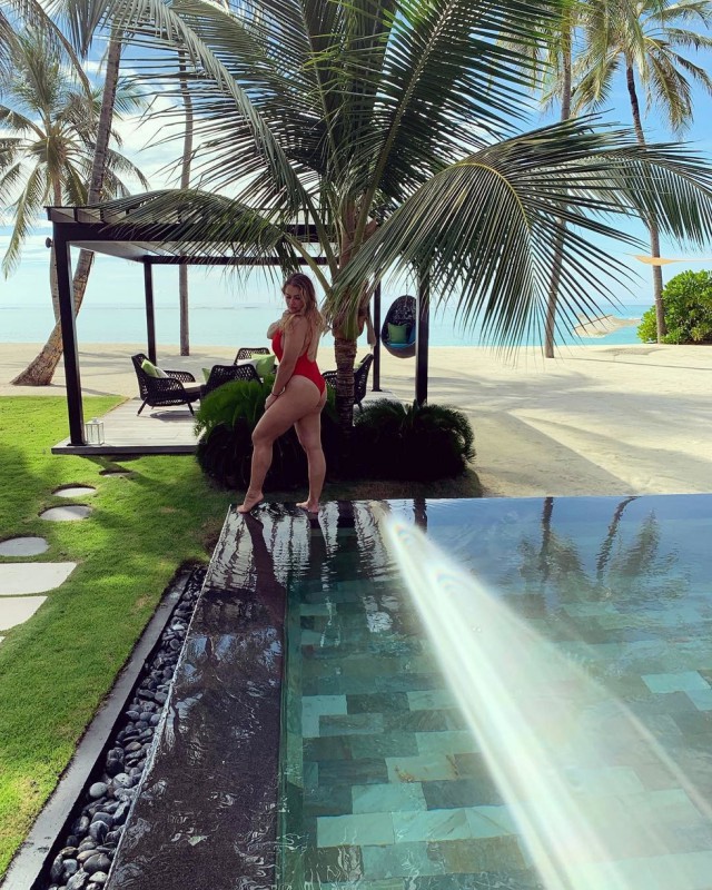 Хорошо кушает, видать! Дочка Абрамовича показала свои "активы", выложив пляжные фото с Мальдив