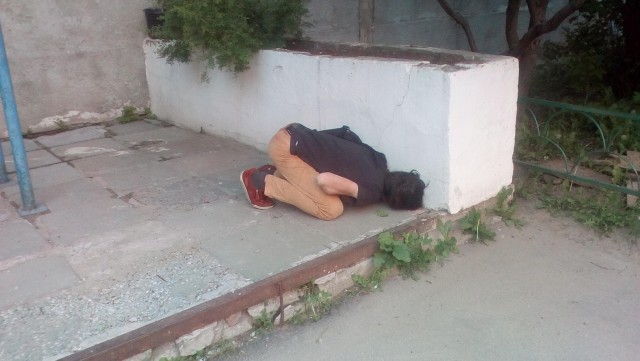 Какую дрянь принимают люди, чтобы находиться вот в таком неадекватном состоянии?