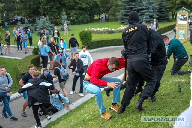 Сегодня в Беларуси не допустили к выборам главного конкурента Лукашенко. Люди вышли на улицы