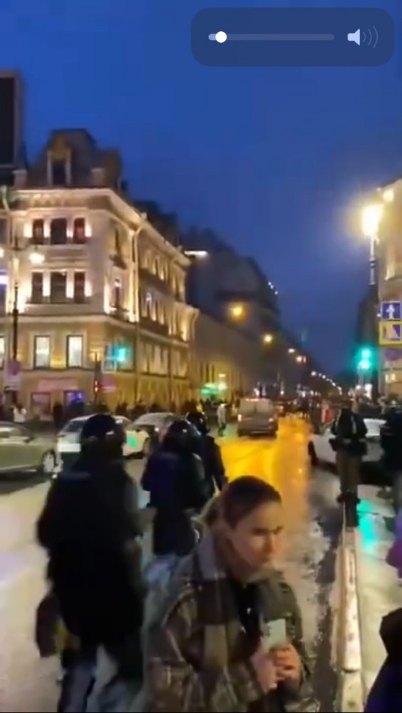 Не бьют, а отталкивают ногой