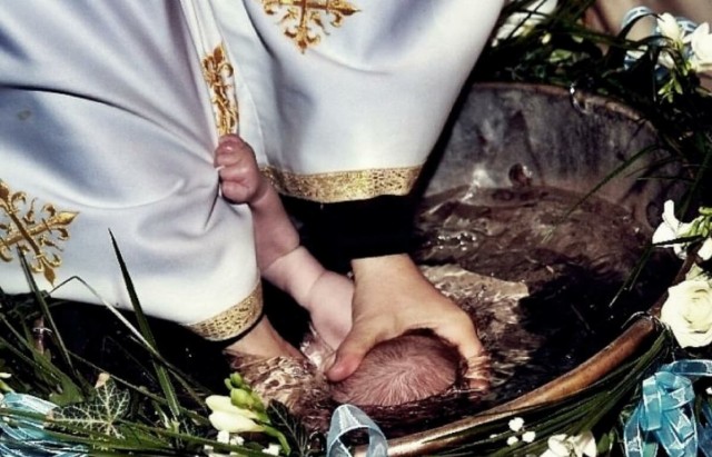 В Румынии священник утопил младенца во время крещения