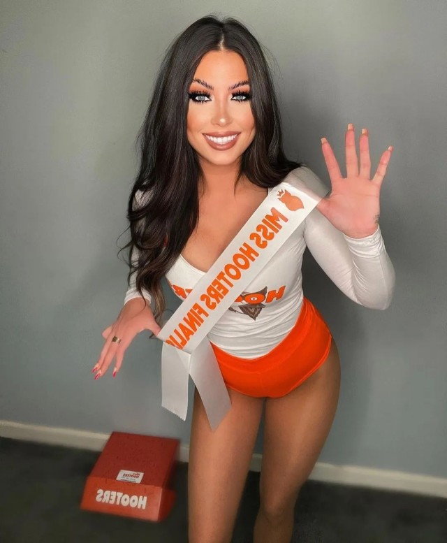 Сексуальные официантки Hooters