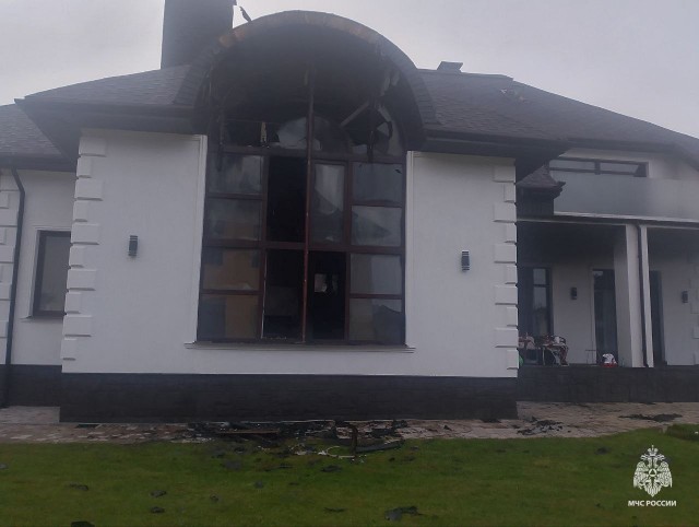 Два подростка загорелись, пытаясь разжечь камин на вечеринке в коттедже.