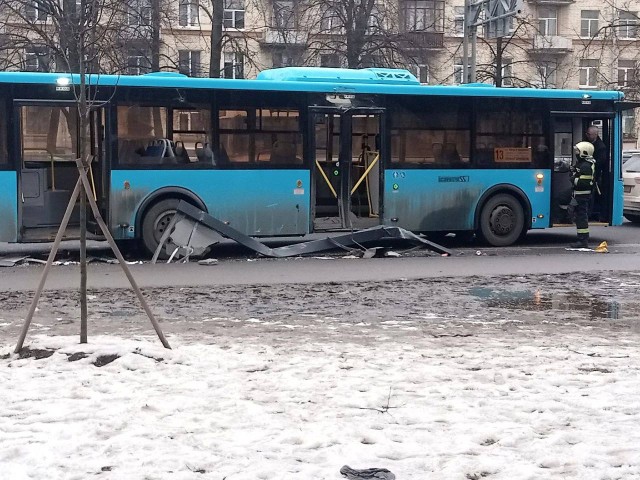 Автобус снёс остановку с людьми в Санкт-Петербурге