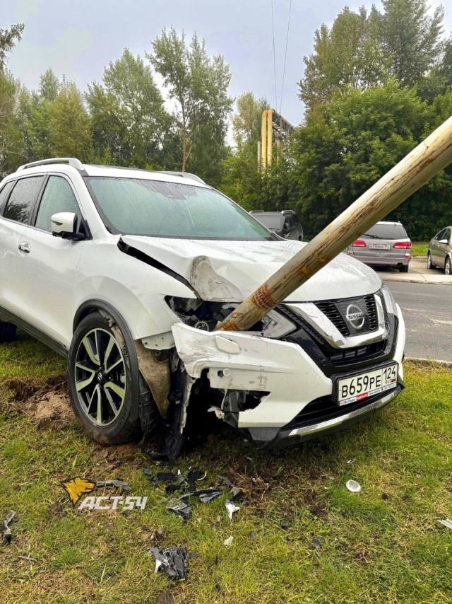 Водитель "Ниссана" припарковался в столб на Одоевского в Новосибирске