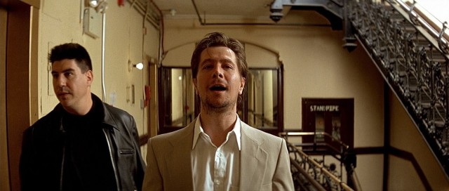 Российские полицейские украли из квартиры задержанного фен, кроссовки и шампанское