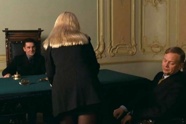 Это красное бикини ей к отлично подходит