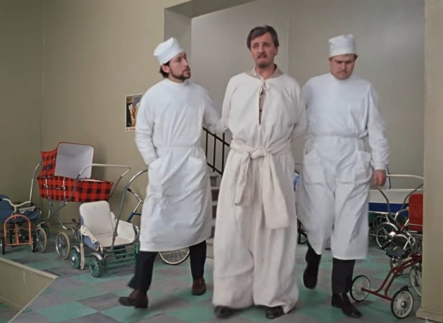 17-летний юноша с ножом напал на врачей «скорой» в центре Москвы.