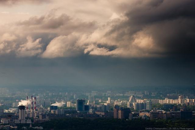 Необычный рассвет над Москвой