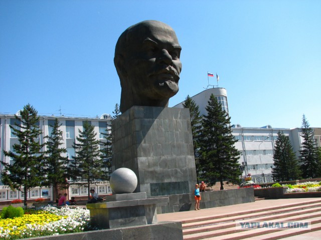 Самая большая в мире голова Ленина