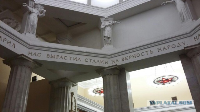В Москве на станции Арбатской выглянул Сталин из под обвалившейся штукатурки