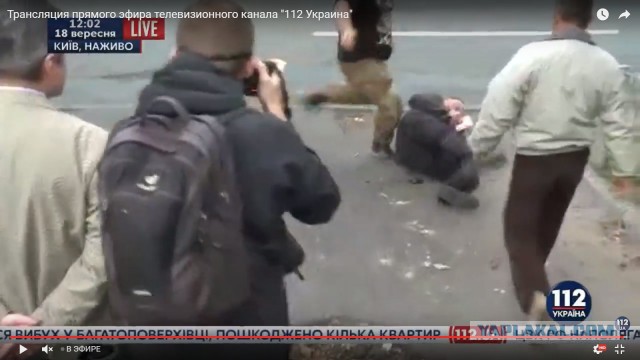 Трое активистов заблокировали вход в посольство РФ в Киеве, чтобы сорвать выборы