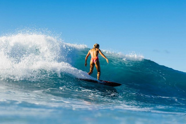 Молодая серфингистка покоряет волны голышом