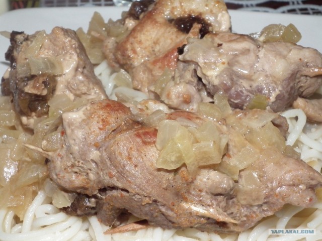 Мясо с черносливом в горчичном соусе