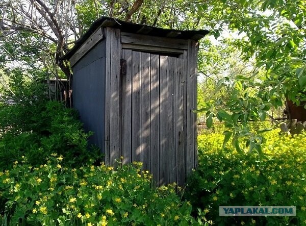 В Западном Батайске в выгребной яме туалета утонула женщина